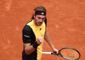 Tsitsipas with comeback victory vs. Arnaldi in Paris 11