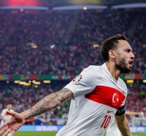 Turkey beat 10-man Czech Republic 2-1 with goal in extra time