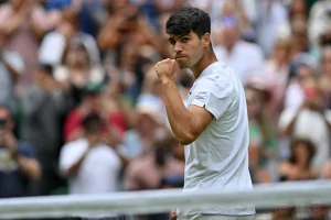 Alcaraz breeze past qualifier to reach Wimbledon third round