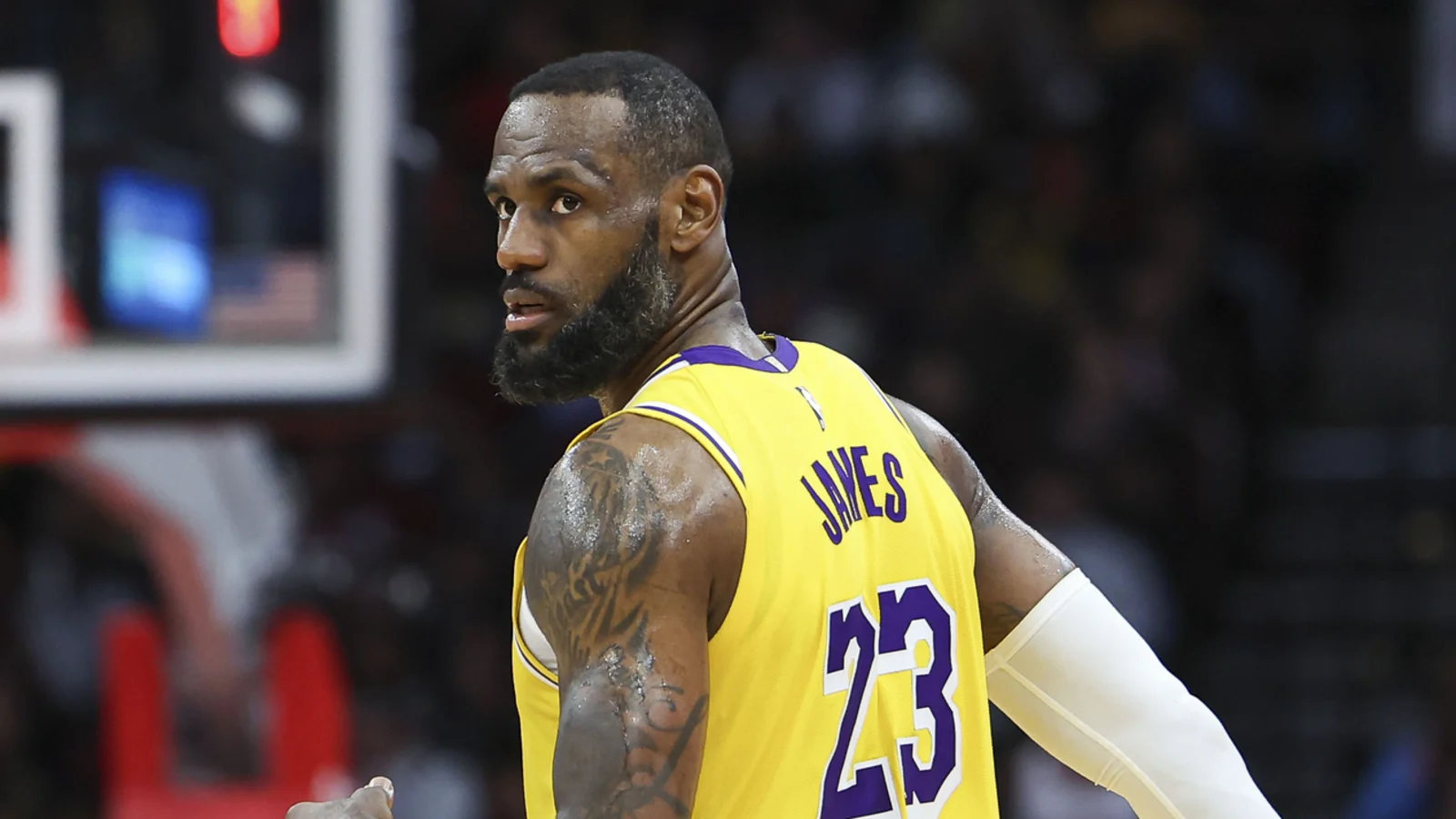 LeBron James signs 2-year $104 million deal with Lakers