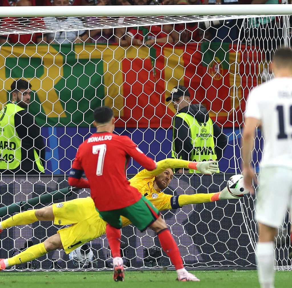 Portugal eliminate Slovenia after penalties and will face France 7