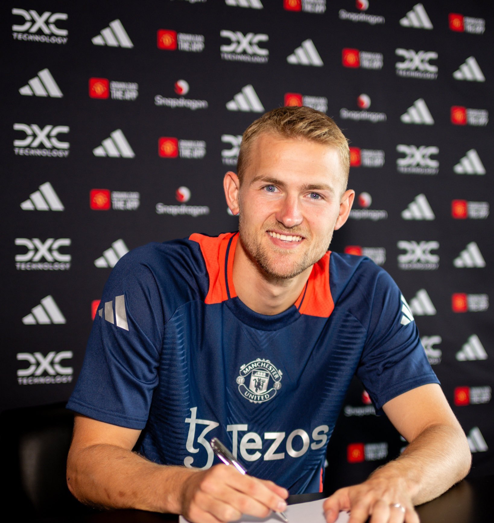 De Ligt and Mazraoui officially join Man United from Bayern