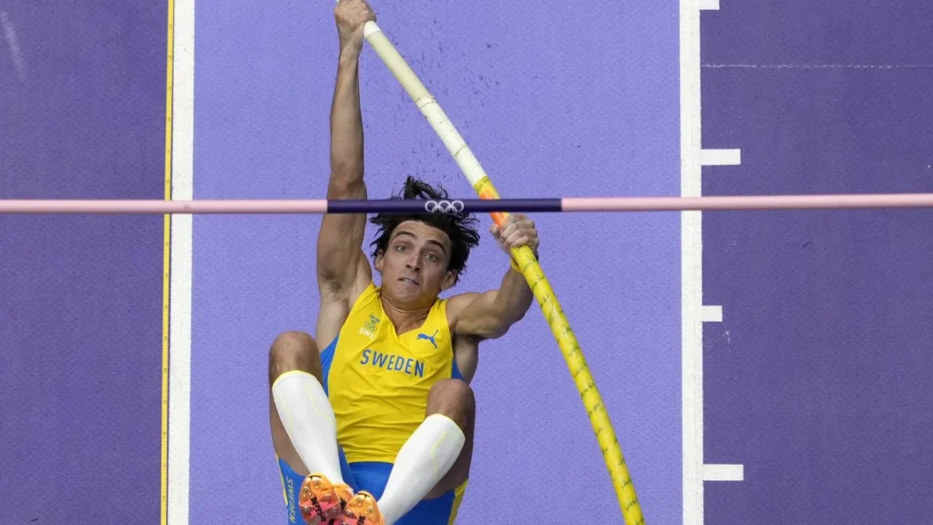 Pole vault-favorite Duplantis sails through final in Paris