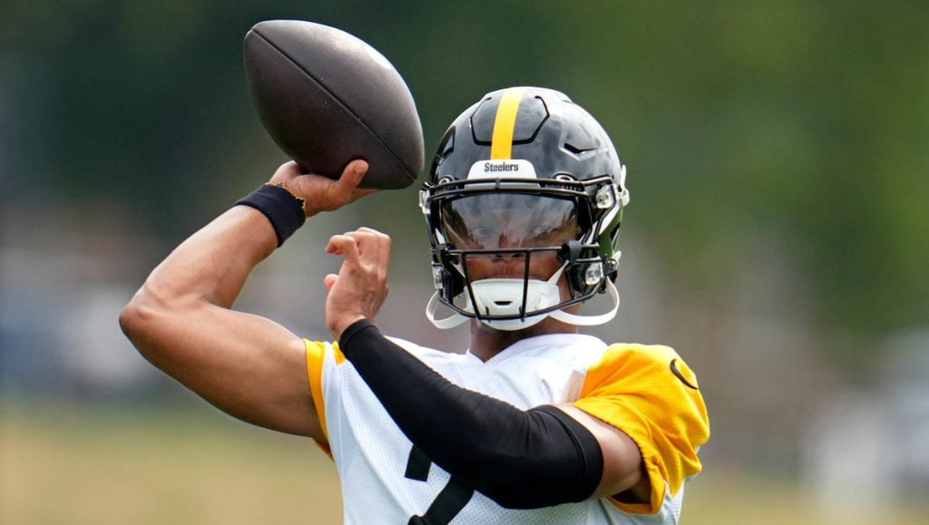 Fields‘ Steelers debut highlighted by fumbles in preseason defeat 1