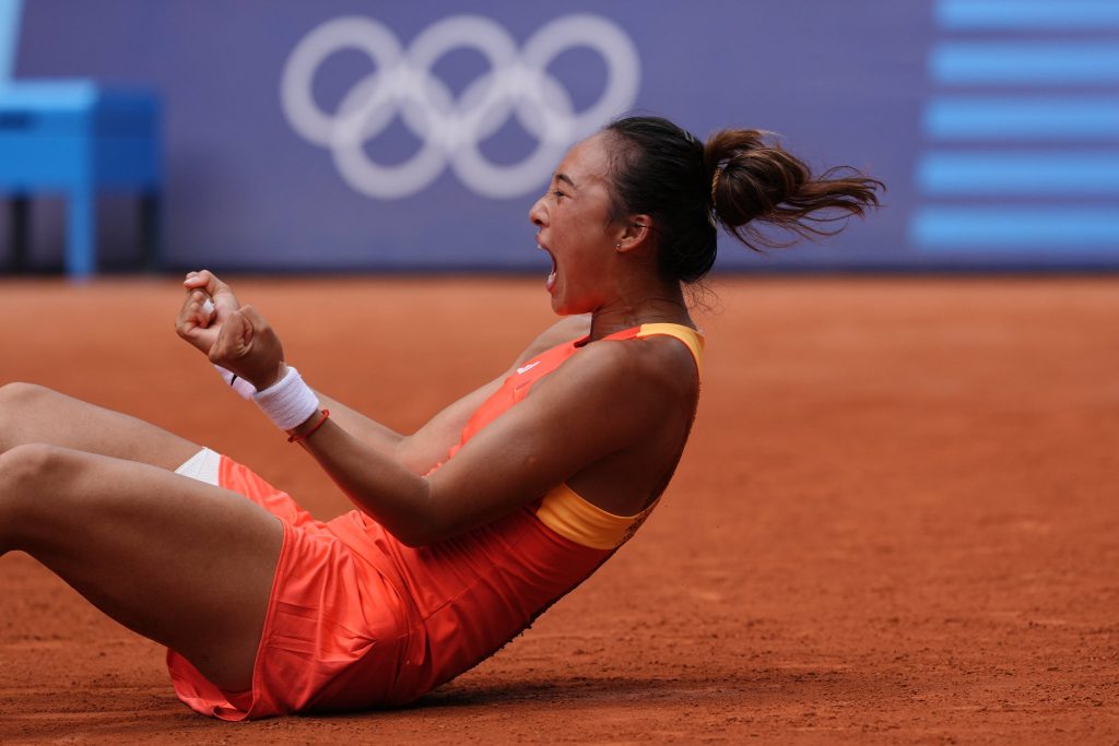 Qinwen eliminates world number 1 Swiatek from the Olympics 3