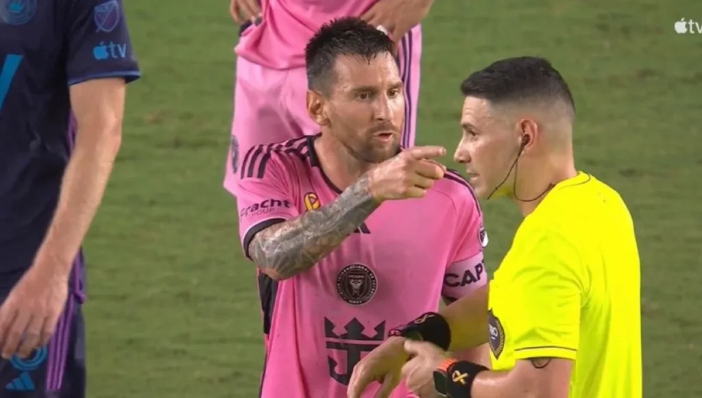 Lionel Messi lose his nerves against the referee vs Charlotte