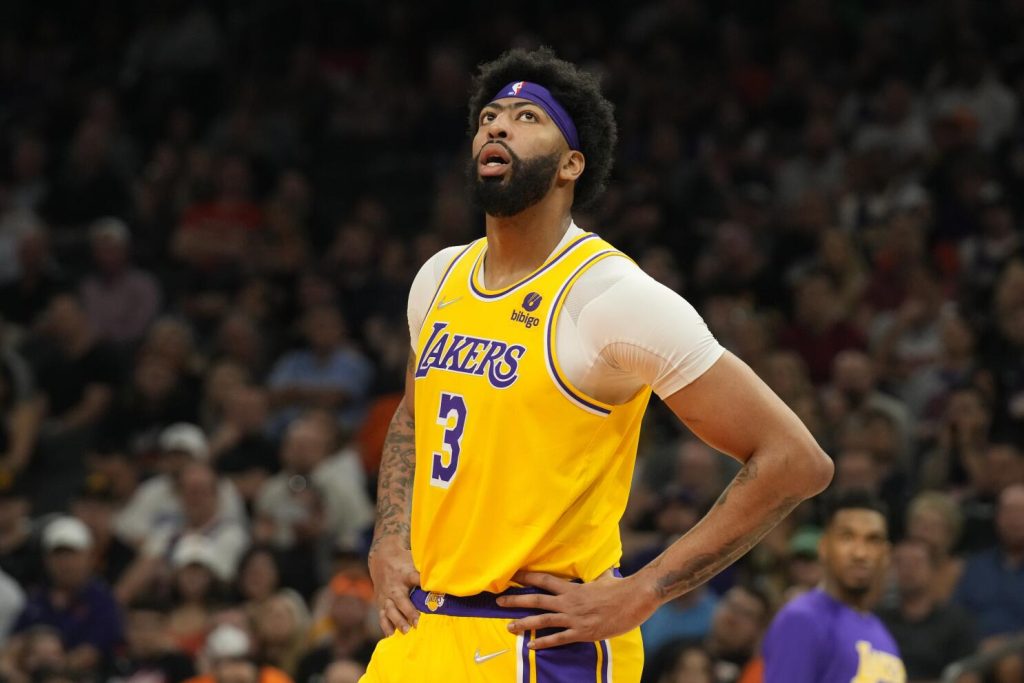 Anthony Davis suffers foot problem as Lakers' road woes continue 1