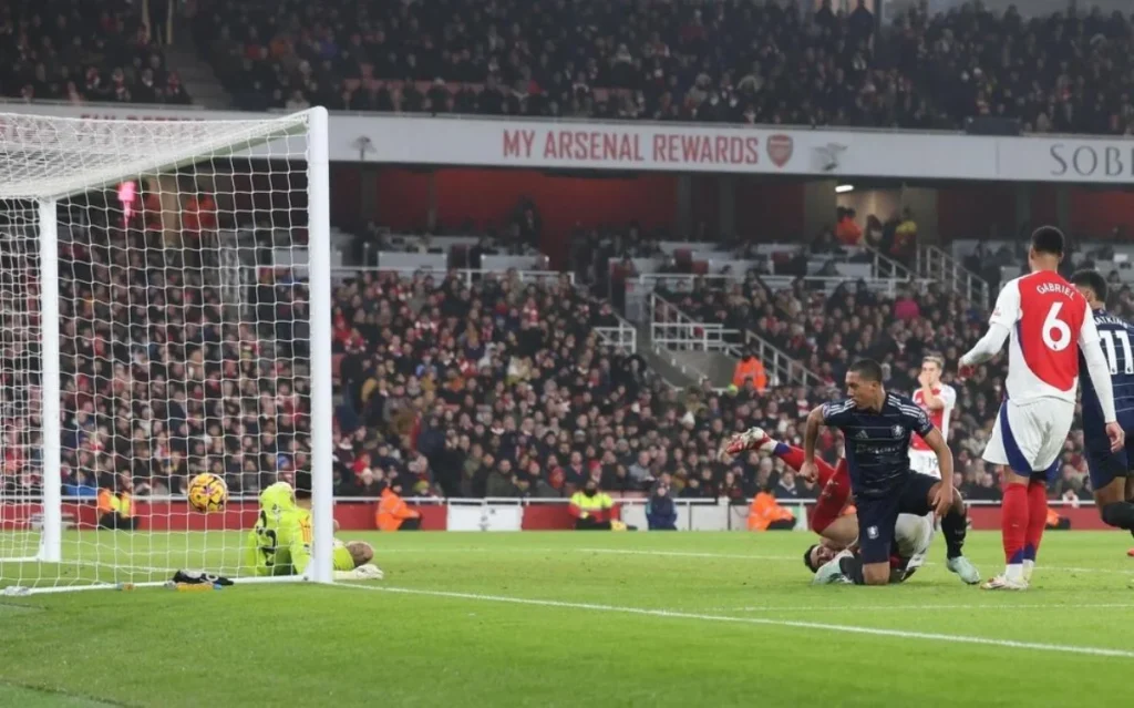 Arsenal falls six points behind Liverpool squandering  two-goal lead