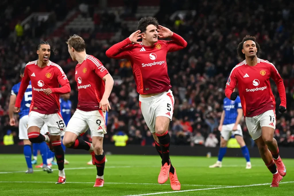 Man United with 10 men beat Ipswich 3-2 at Old Trafford