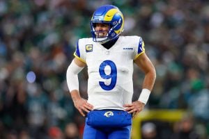 Stafford agrees to restructured contract to remain with Rams