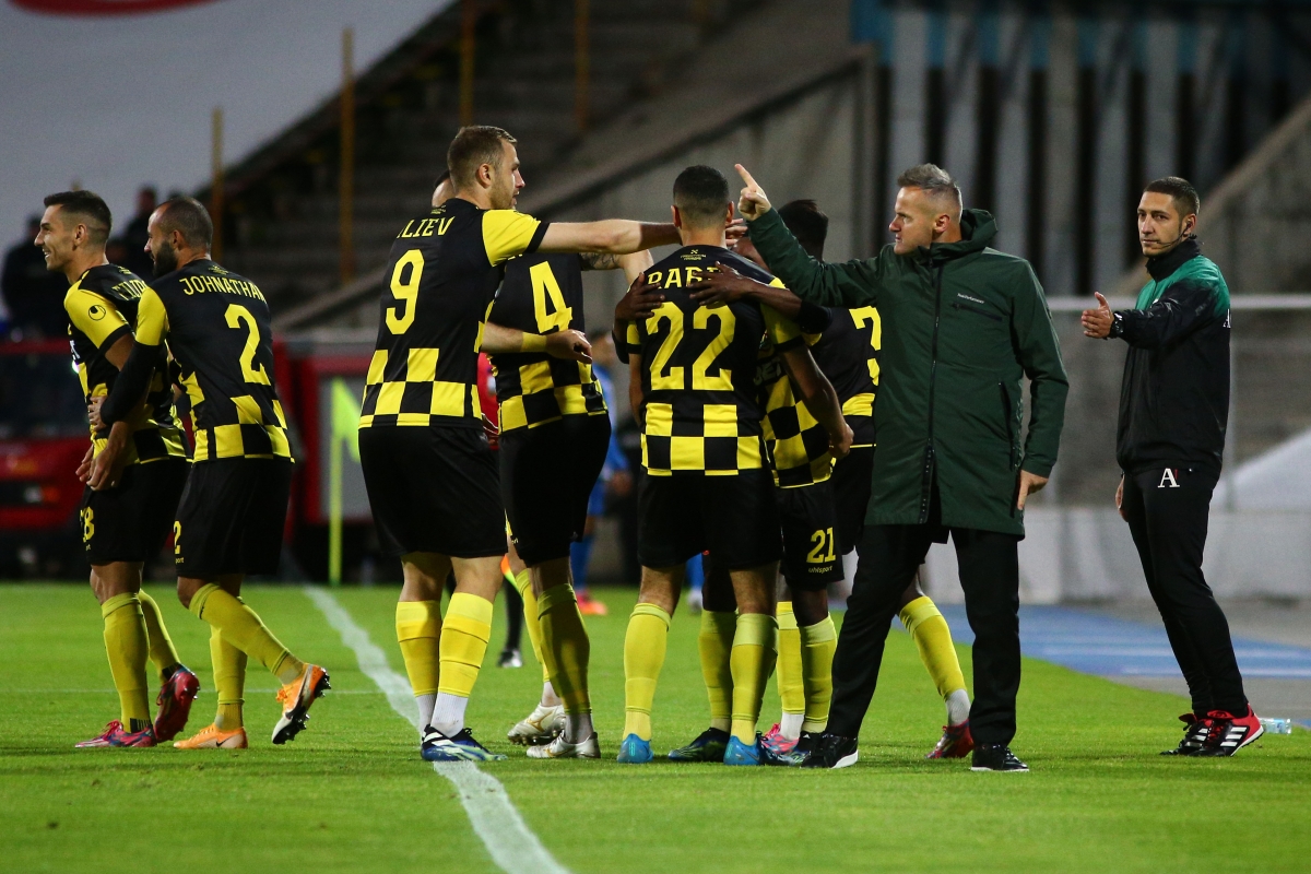 Левски се срина за три минути срещу Ботев (Пловдив) и загуби 3