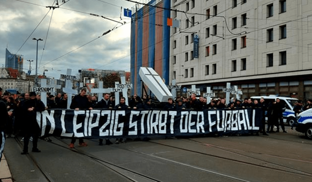 Феновете на Унион на протест срещу РБ Лайпциг – “смъртта на футбола”