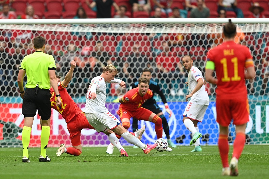 Дания е първият четвъртфиналист след разгромна победа над Уелс 2