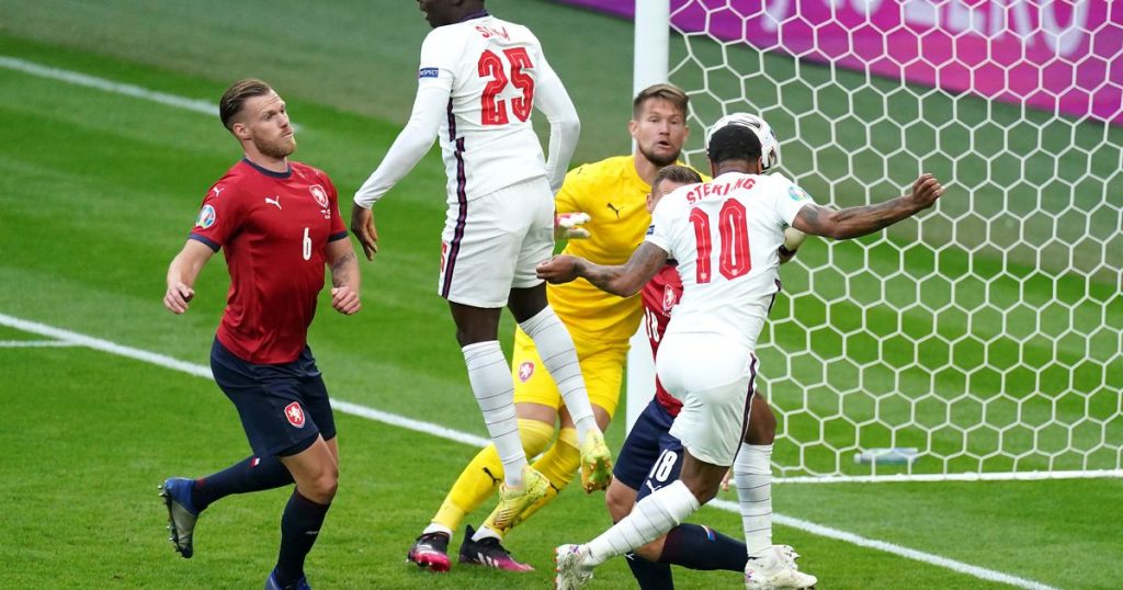 Англия надви Чехия с гол на Стърлинг и спечели група D