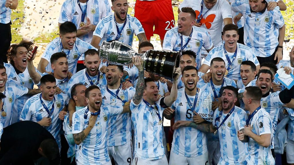 Любопитно: Запалянко си татуира целия отбор на Аржентина