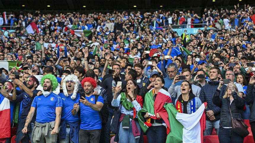 1000 италиански привърженици пристигат за финала с Англия 1