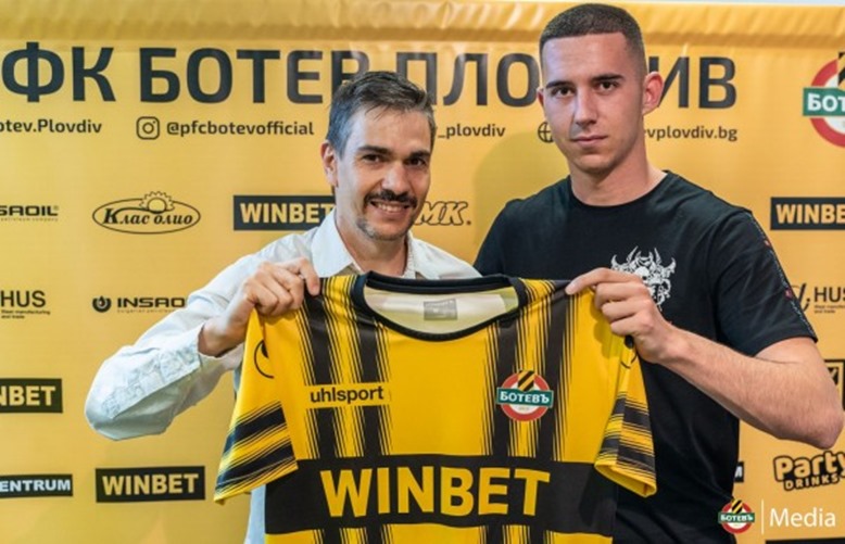 Ботев Пловдив сключи договор за 1 година с обещаващ вратар