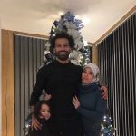 Oбиди и хули за Салах заради семейна снимка до коледна елха