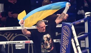 Усик излиза на терена срещу Боби Цонев и Мартин Петков 11