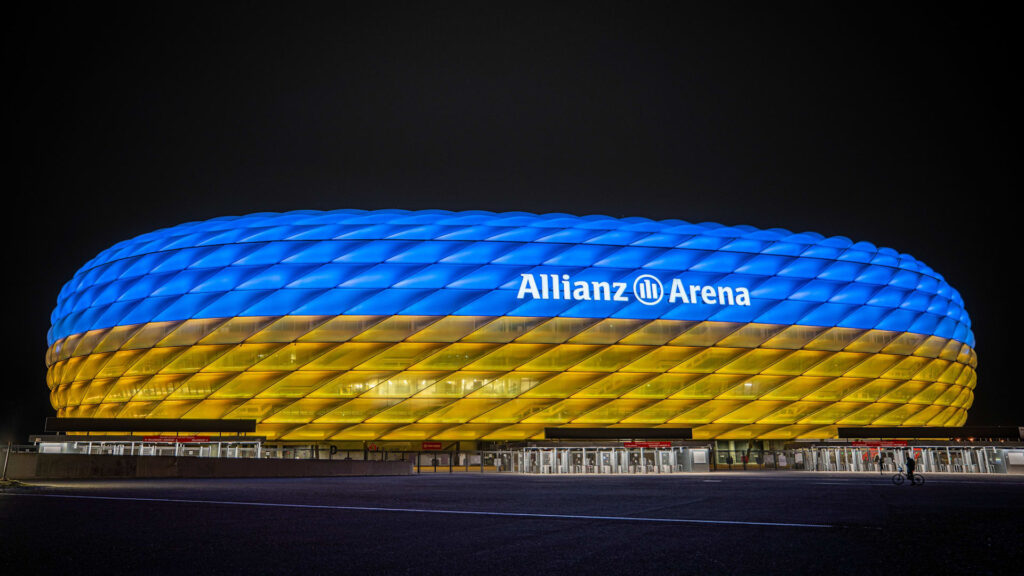 „Алианц Арена“ светна в цветовете на украинското знаме