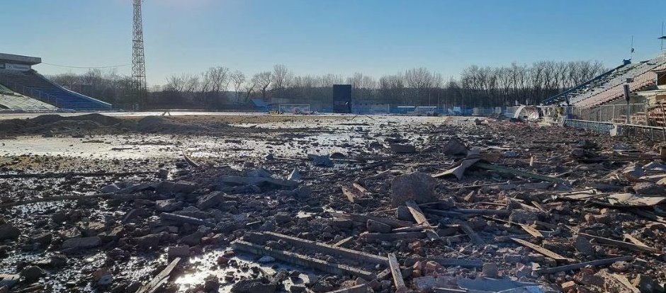 Стадионът на украински тим е разрушен след бомбардировка (ВИДЕО)