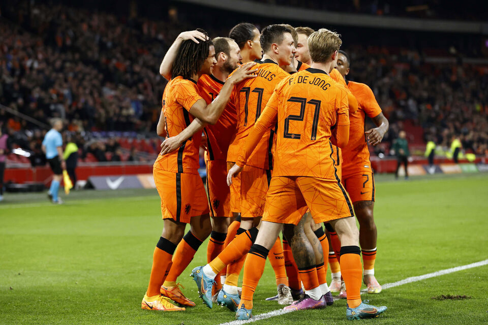 Нидерландия удари Дания в зрелищен мач, Ериксен се завърна с гол