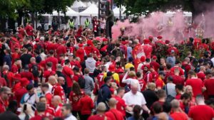 Феновете на Ливърпул направиха Париж "червен" (ВИДЕО) 17