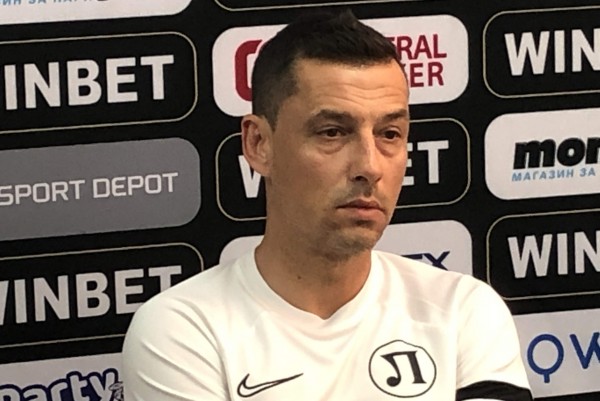 Валери Божинов игра за Янтра (Габрово) срещу Етър 8