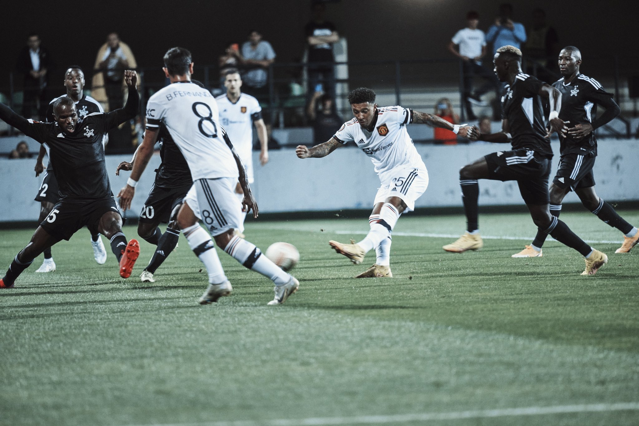 Ман Юнайтед се справи с Шериф и поправи грешката си в ЛЕ width=