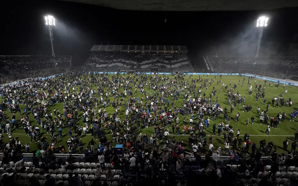 Отново смърт на стадиона - прекратиха мач в Аржентина 8