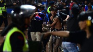 Ужас в Индонезия! Стотици жертви и ранени след футболен мач