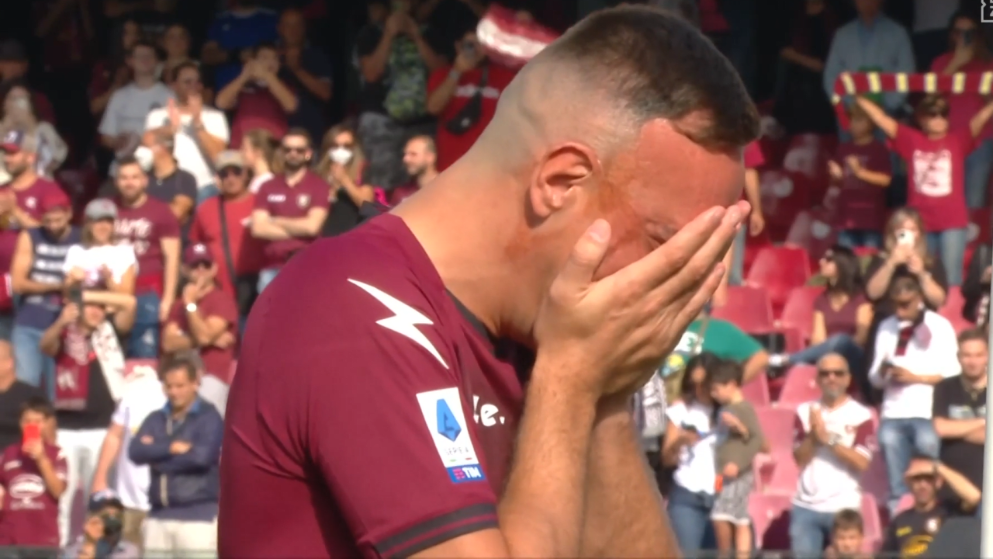 Франк Рибери не сдържа емоциите си при сбогуването с футбола