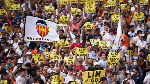 Феновете на Валенсия с нов протест срещу собствениците