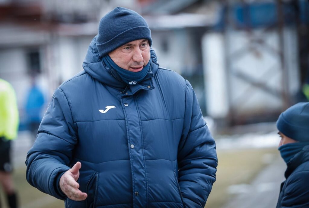 Мъри Стоилов е сред кандидатите за нов треньор на АПОЕЛ 3