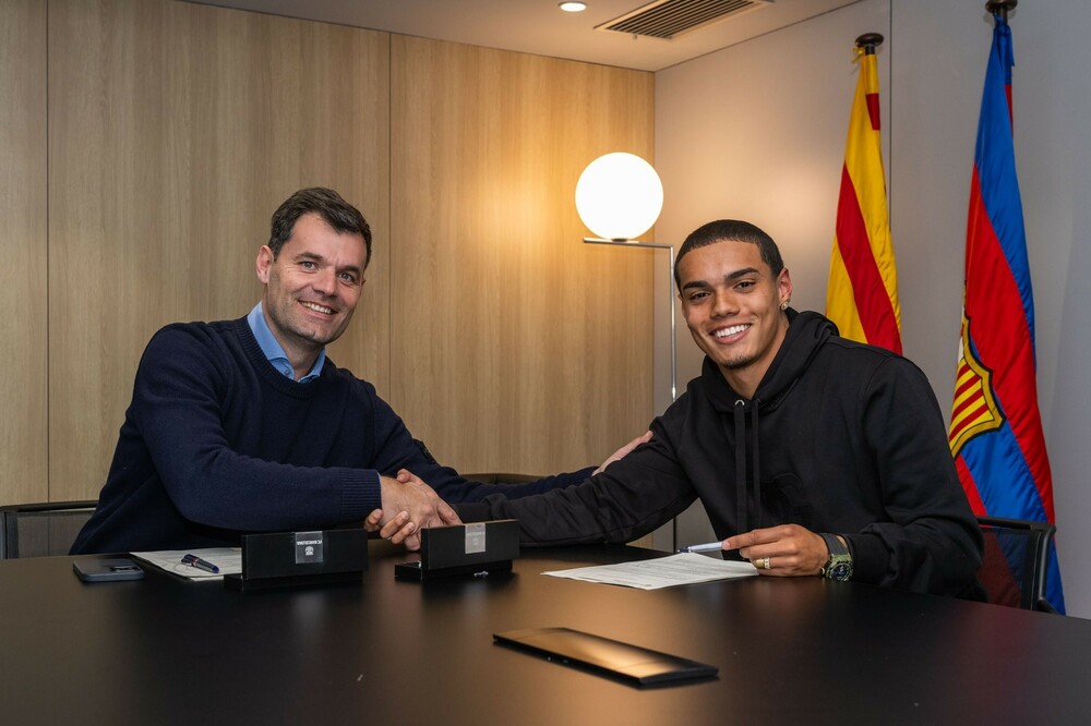 Синът на Роналдиньо подписа с Барселона