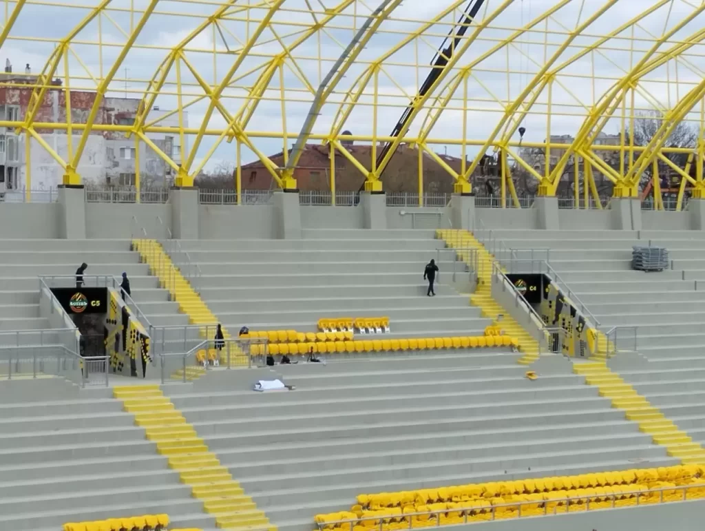 Вече поставят седалките на стадион “Христо Ботев”