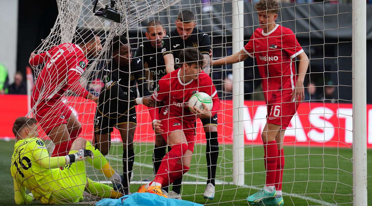 АЗ Алкмаар премина през рулетката на дузпите, но преодоля Андерлехт width=