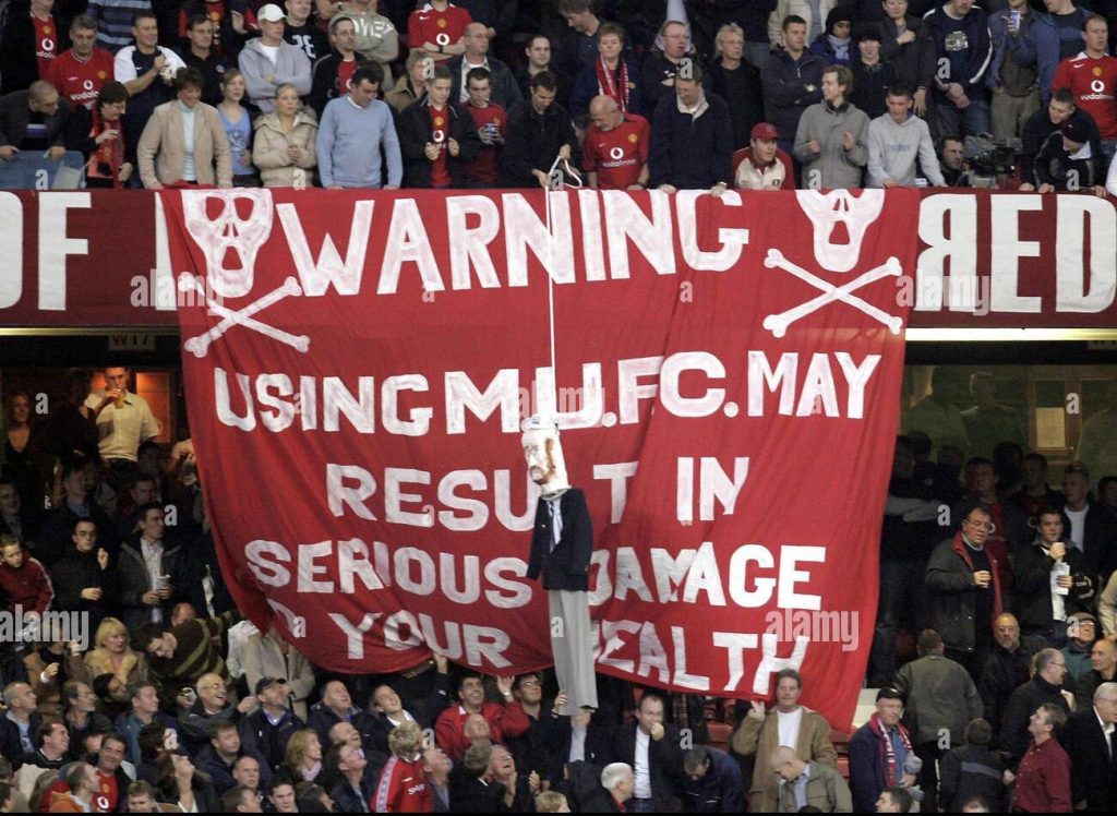 Феновете на Ман Юнайтед с бурни протести срещу Глейзърс (ВИДЕО)