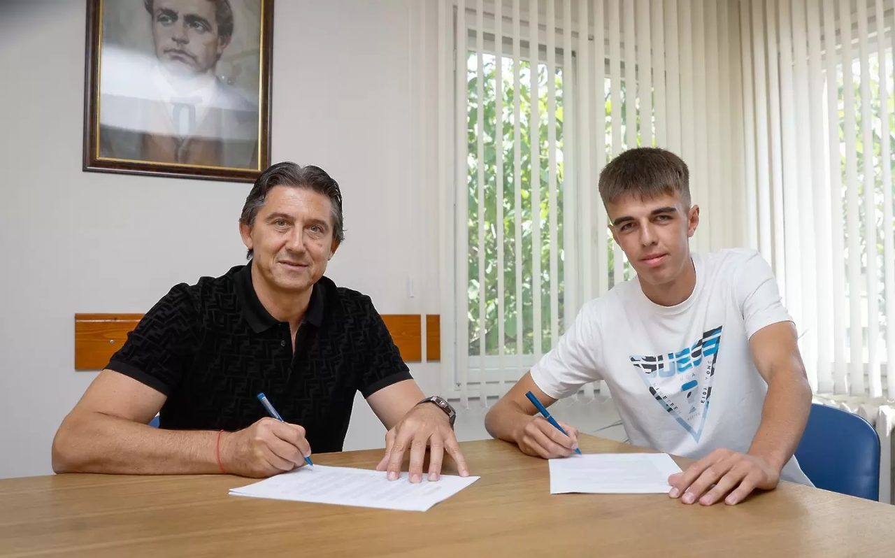 Двама таланти на Левски подписаха професионални договори с клуба