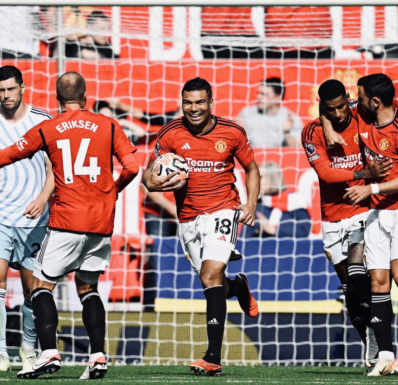 Ман Юнайтед се завърна към победите в драматичен мач срещу Нотингам