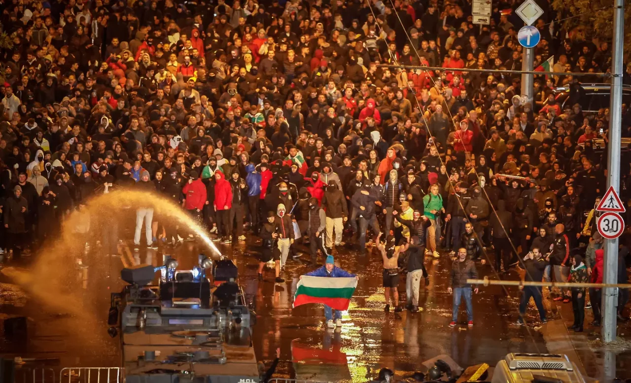 Погром в София, протестът срещу БФС ескалира - горят коли, има ранени 13