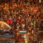 Погром в София, протестът срещу БФС ескалира – горят коли, има ранени