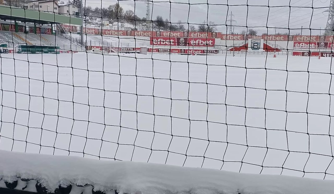 Снегът поставя под въпрос всички мачове от efbet Лига в днешния ден
