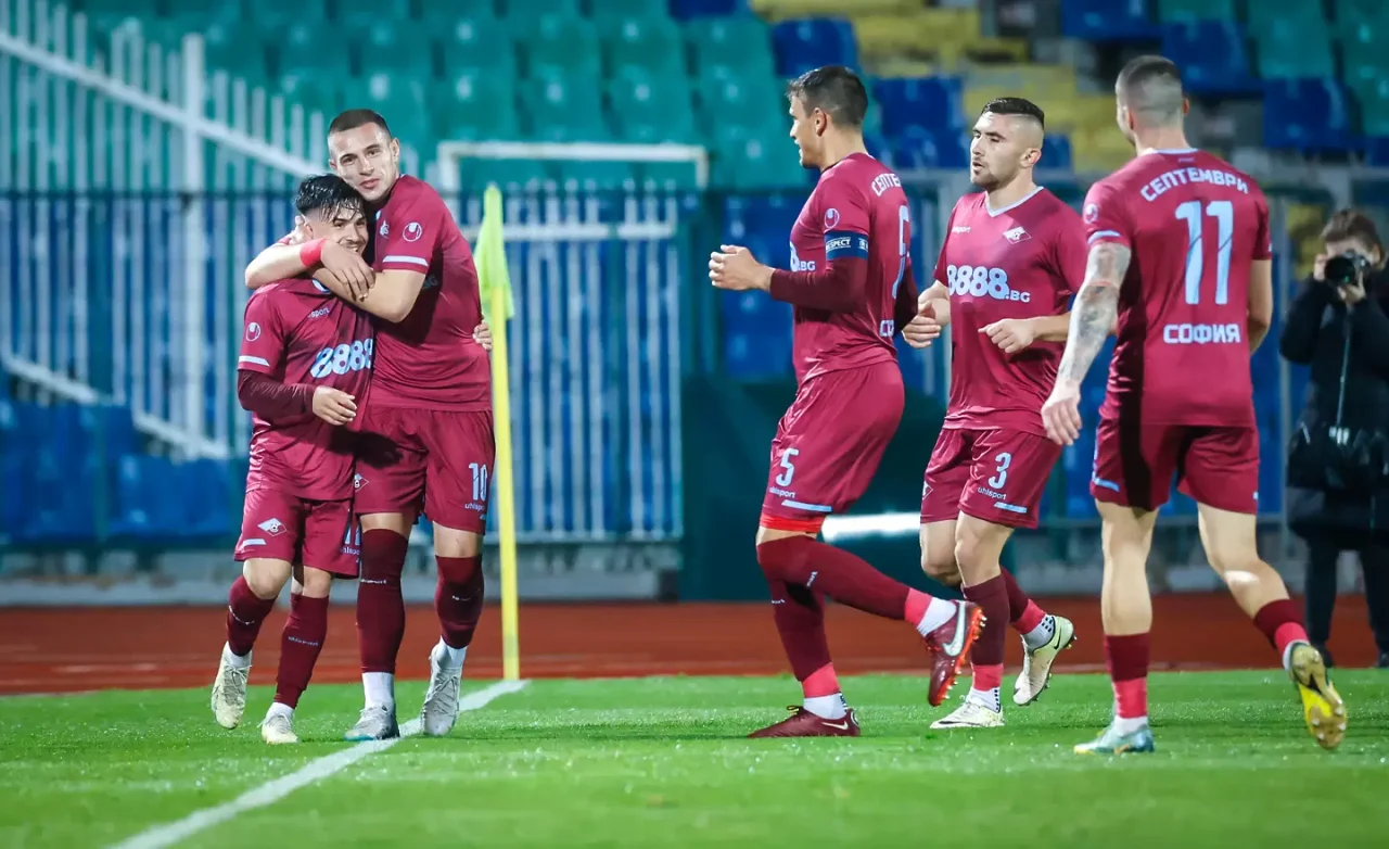 Септември шокира Ботев Пловдив с 1-0 в София 1