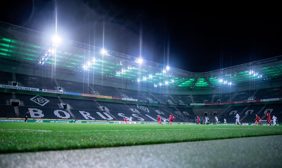 Планът за рестарт на Бундеслигата: По 239 души на стадиона и без кетъринг