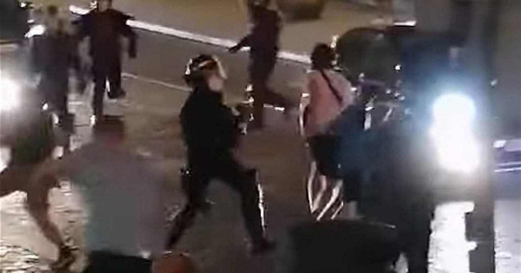 Грозно! Фенове на Челси и Ман Сити се бият с полицаи в Порто