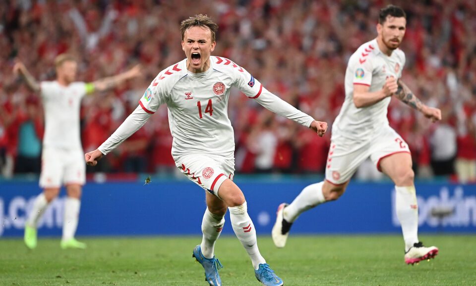 Дания продължава да мечтае след разгромна победа над Русия