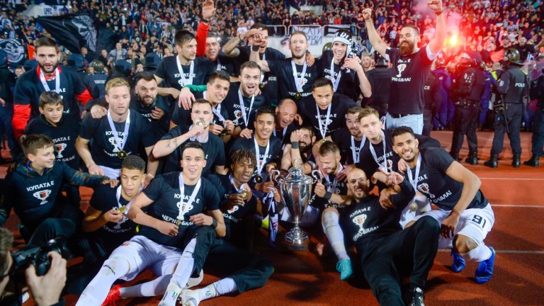 Четирима играчи и 50 фена на Локо (Пд) са заразени с коронавирус