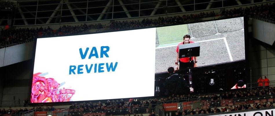 Неук рефер спестил червения картон на Пикфорд в мача с Ливърпул