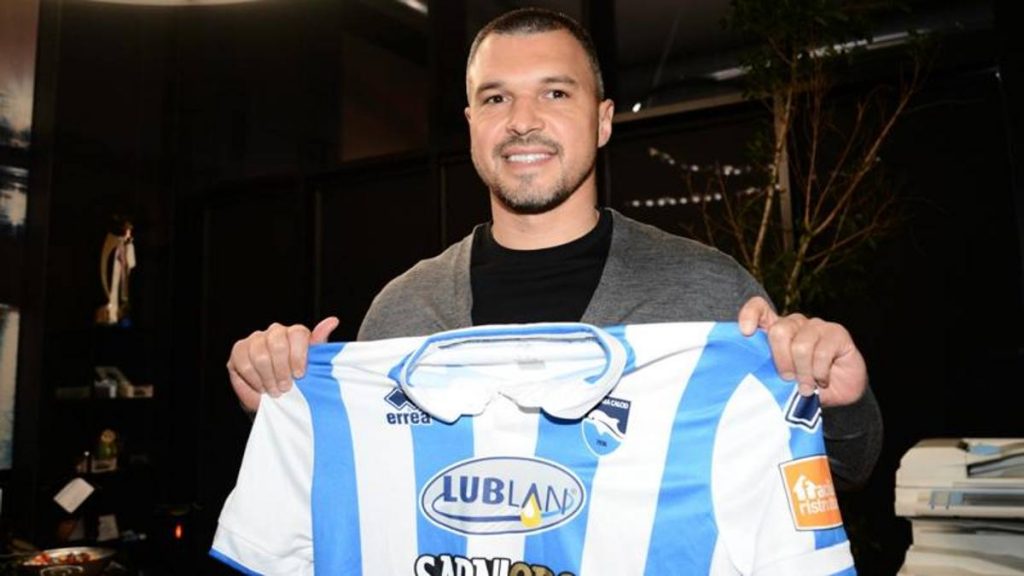 Червен картон за Божинов в Италия, дори без да е дебютирал за Пескара